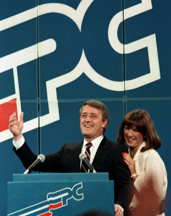 Brian Mulroney and Mila waving from the stage on election night Sept. 4, 1984. (CP PHOTO/stf)