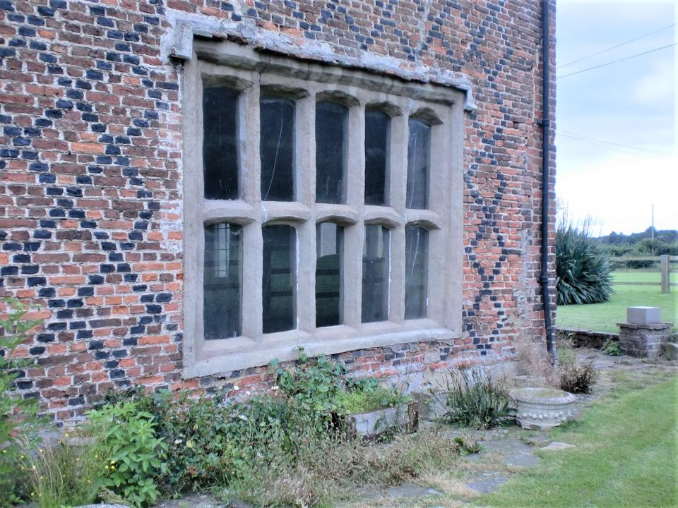 Die schwarzen Diamanten in den Wänden der Old Hall, Yafforth, ähneln sehr den Entwürfen im Mauerwerk des Hampden Court Palace in London, das um 1515 erbaut wurde – wahrscheinlich zur gleichen Zeit, als Yafforth gebaut wurde