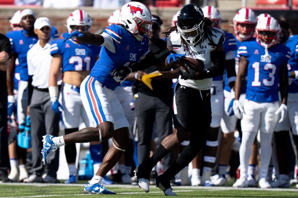 Cincinnati cornerback Arquon Bush (9) intercepts a pass intended for Southern Methodist defensive end Je'lin Samuels (11) in the first quarter against Southern Methodist at Gerald J. Ford Stadium in Dallas on Saturday, Oct. 22, 2022.