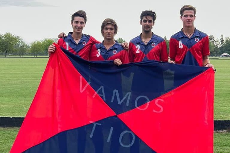 En Pilar, donde disputan la Copa República Argentina, Marcos Harriott, Santiago Araya (h.), José R. Araya y Cruz Heguy envían con una bandera del club Coronel Suárez un mensaje a Diego Araya, polista accidentado gravemente a fines de febrero.