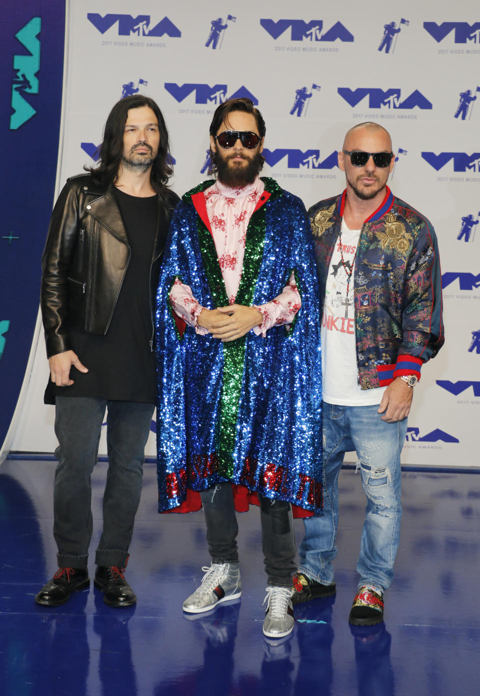 <p>Auf der Leinwand spielte er als Joker den Bösewicht, im echten Leben und mit seiner Band 30 Seconds to Mars gibt sich der Oscarpreisträger offenbar gern als glitzernder Superheld mit Cape – das ist übrigens von Gucci. <br>(Foto: WENN) </p>