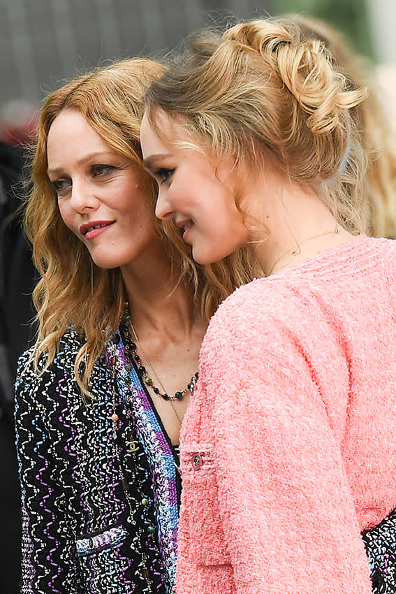 Lily Rose Depp con su madre Vanessa Paradis, 