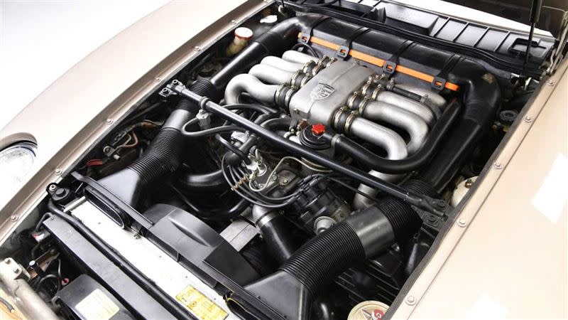 90°汽缸夾角的水冷V8引擎。（圖／翻攝Barrett-Jackson網站）