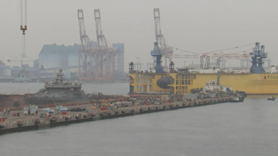 海軍國造潛艦原型艦海鯤艦泊港測試（HAT）進入最後階段，今早移泊過程中，與台船正在新建的潛艦救難艦編號571的大武軍艦合體同框。（圖/中天新聞）