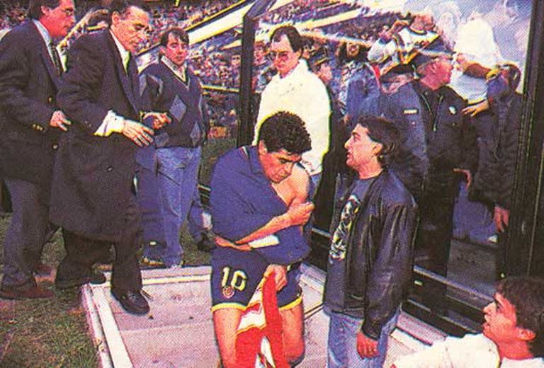 Último partido de Diego, ante Argentinos, en 1997: dio positivo; detrás suyo, Carlos Ferro Viera