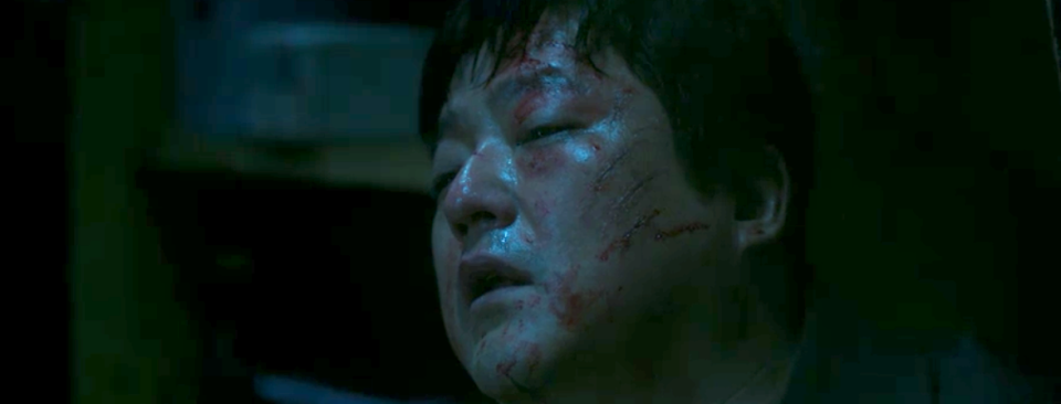 Jung-goo bloodied, and eyes closing as he dies at night