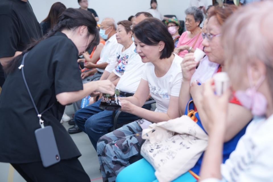 【有影】王鴻薇辦夏日園遊會！義剪、美甲、咖啡講座齊上陣 東方工商推「清寒就學方案」助弱勢 233