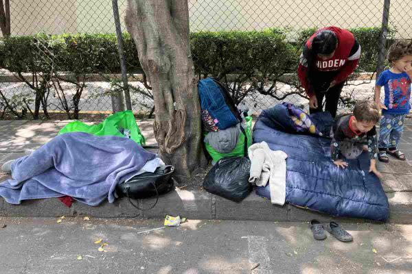 Migrantes que buscan quedarse en el albergue instalado por Sandra Cuevas en la alcaldía Cuauhtémoc