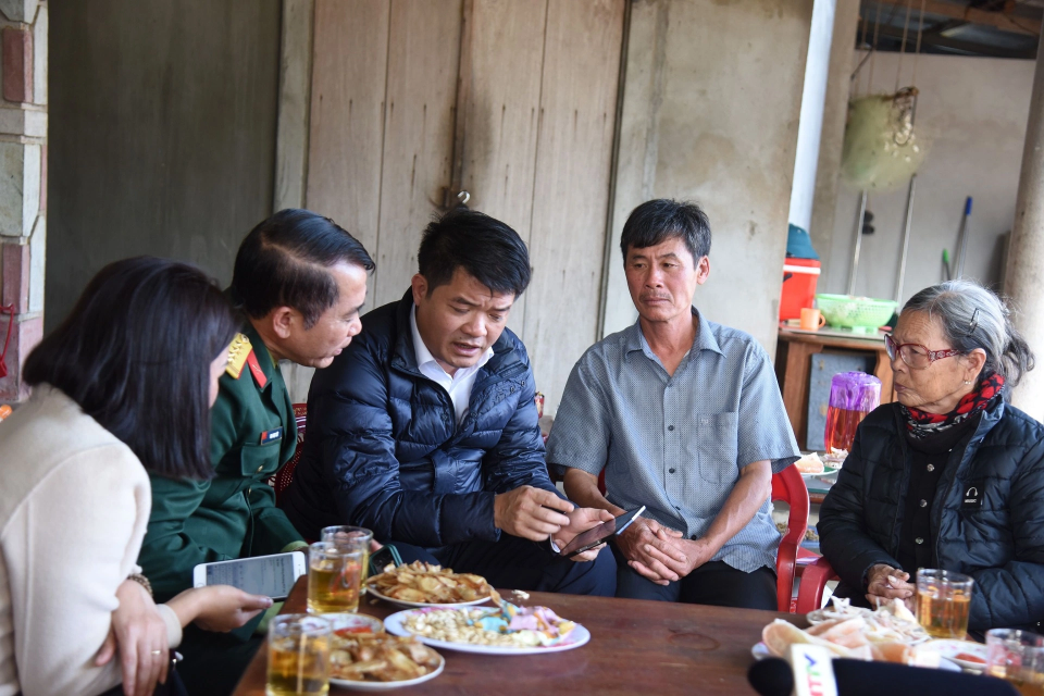 Vietnamese officials speaking with Cao Van Tuat's family.