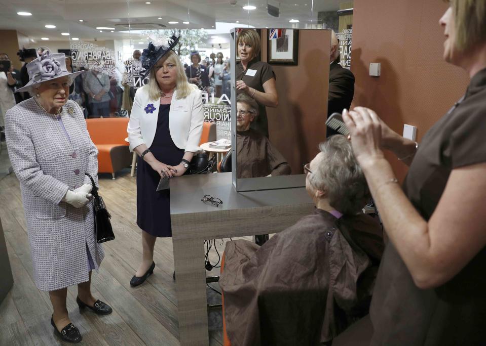 <p>Queen Elizabeth besucht einen Friseursalon in einer Anlage für betreutes Wohnen in Dunstable, England. (Bild: Peter Nicholls/Pool Photo via AP Photo) </p>