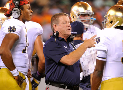 Brian Kelly talks with his players during Notre Dame's win over Syracuse. (USA Today)