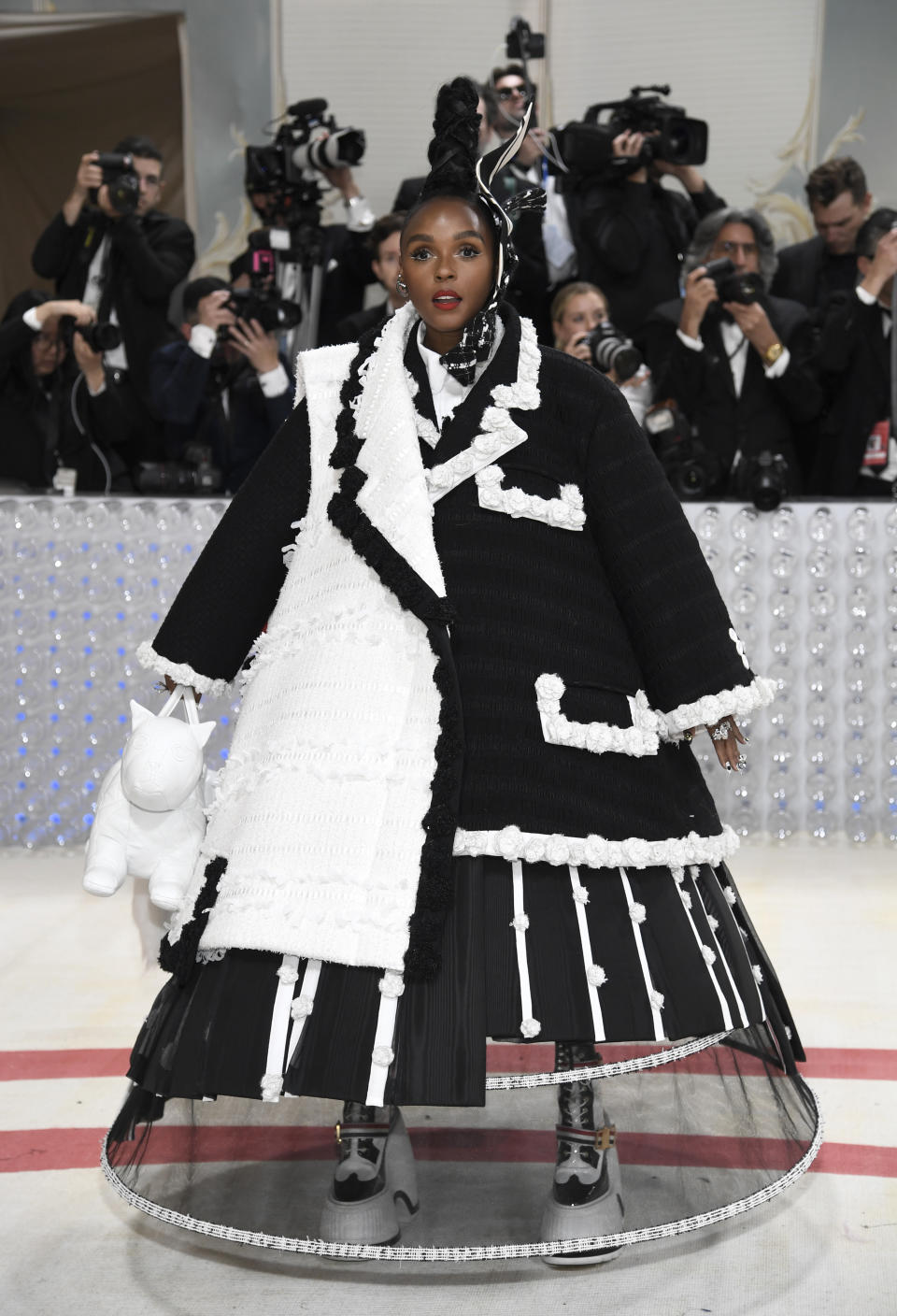 Janelle Monáe llega a la gala del Instituto del Vestido del Museo Metropolitano de Arte para celebrar la inauguración de la exposición "Karl Lagerfeld: A Line of Beauty" el lunes 1 de mayo de 2023 en Nueva York.(Foto Evan Agostini/Invision/AP)