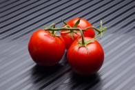 Auch Kartoffeln und Tomaten gehören zu den Nachtschattengewächsen. Natürlich würde kaum jemand auf die Idee kommen, Kartoffeln roh zu verzehren. Tomaten werden dagegen sehr oft als Rohkost gegessen - das ist auch völlig in Ordnung, solange die Tomaten reif sind. (Bild: iStock / Jorge Botella)