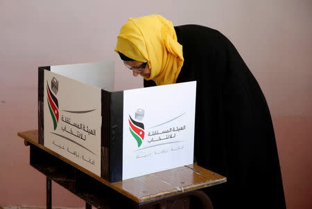 A Jordanian woman casts her ballot at a polling station for local and municipal elections in Amman, Jordan, August 15, 2017. REUTERS/Muhammad Hamed