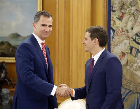 Spain's King Felipe (L) greets Ciudadanos' leader Albert Rivera before their meeting at Zarzuela Palace in Madrid, Spain, July 28, 2016. REUTERS/Angel Diaz/Pool