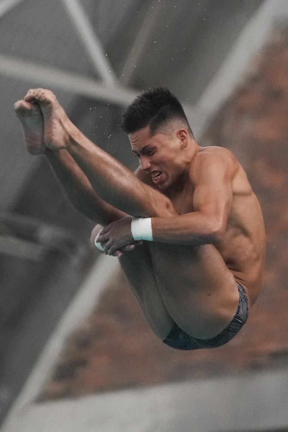 El clavadista Kevin Berlín entrena en las instalaciones del Comité Olímpico Mexicano en la capital del país, el viernes 7 de junio con miras a su participación en París 2024 (AP Foto/Marco Ugarte)