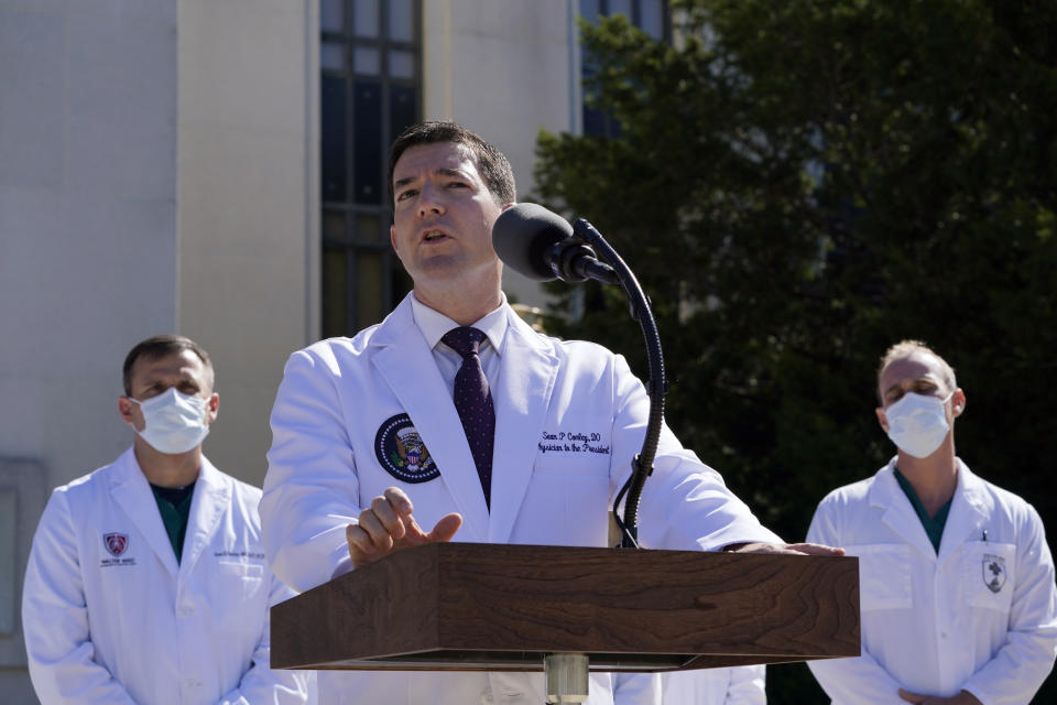 El doctor Sean Conley, médico del presidente Donald Trump, habla con los reporteros fuera del Centro Médico Militar Nacional Walter Reed en Bethesda, Maryland, el sábado 3 de octubre de 2020. Trump fue ingresado al hospital después de contraer el nuevo coronavirus. (AP Foto/Susan Walsh)