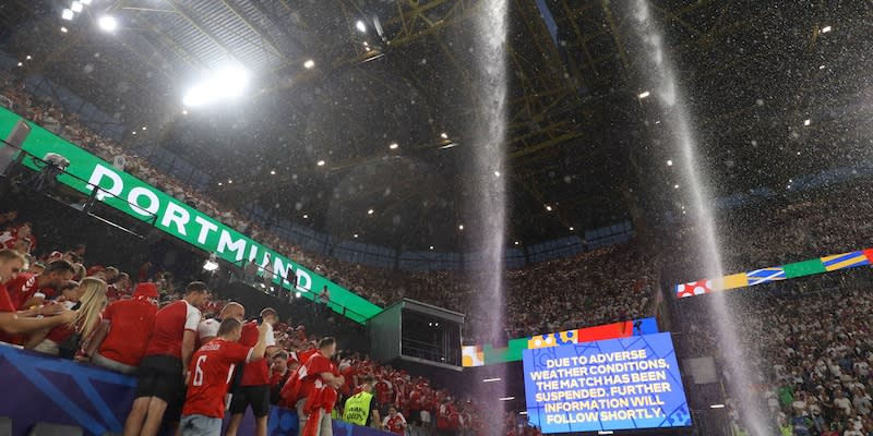 Vom Stadiondach bilden sich WasserfälleIMAGO/Shutterstock