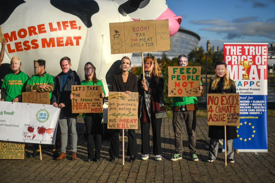 Protesta contra el consumo de carne en la COP26. Los manifestantes llevan las m&#xe1;scaras de los l&#xed;deres mundiales. (Photo by Peter Summers/Getty Images)