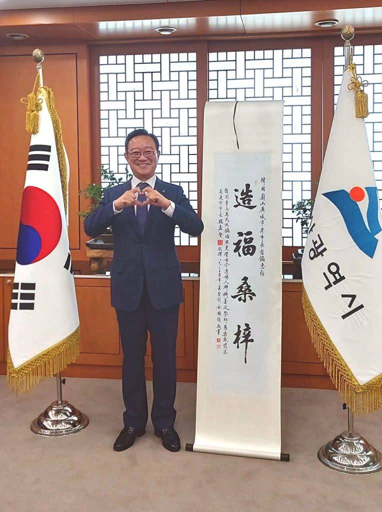 花蓮市姊妹市韓國蔚山廣域市長宋哲鎬昨日卸任，宋哲鎬收到花蓮市致贈的名家書法十分高興。(花蓮市公所提供)