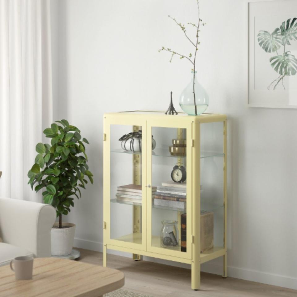 <p>Vitrine Fabrikok, Ikea, 199€</p><br><a href="https://www.ikea.com/fr/fr/p/fabrikoer-vitrine-jaune-clair-80460125/" rel="nofollow noopener" target="_blank" data-ylk="slk:https://www.ikea.com;elm:context_link;itc:0;sec:content-canvas" class="link ">https://www.ikea.com</a>