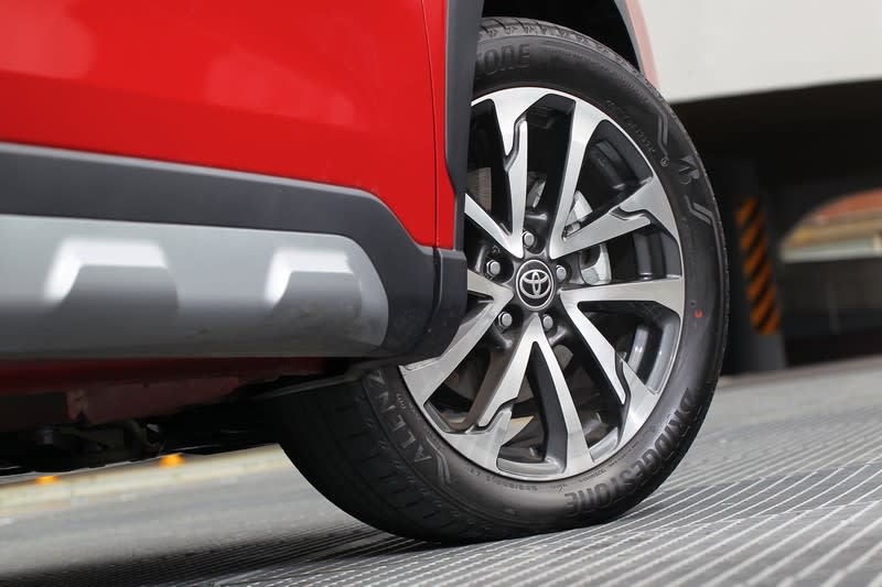 18吋雙色切削鋁圈搭配225/50 R18跑胎，帶來紮實穩健意象。