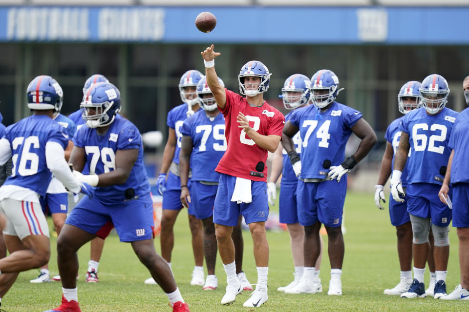 New York Giants quarterback Daniel Jones, center, throws a pass during practice at the NFL football team's training camp in East Rutherford, N.J., Wednesday, Aug. 19, 2020. (AP Photo/Seth Wenig)