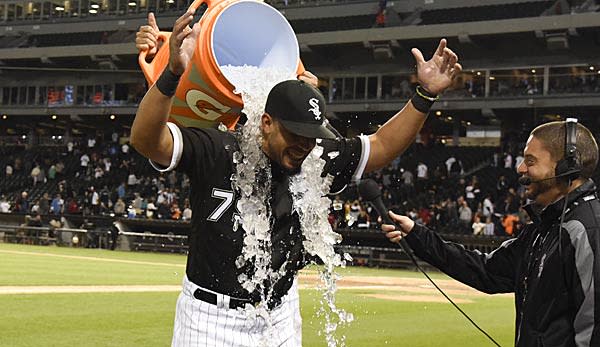 Jose Abreu gets an ice bath during a postgame interview on the field after hitting for the cycle for the first time in his career (Spox)