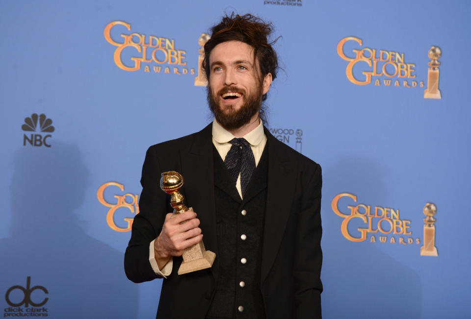 Alex Ebert posa tras ganar el Globo de Oro a la mejor música original por su trabajo para la película "All is Lost", el domingo 12 de enero del 2014 en el hotel Beverly Hilton en Beverly Hills, California. (Foto por Jordan Strauss/Invision/AP)