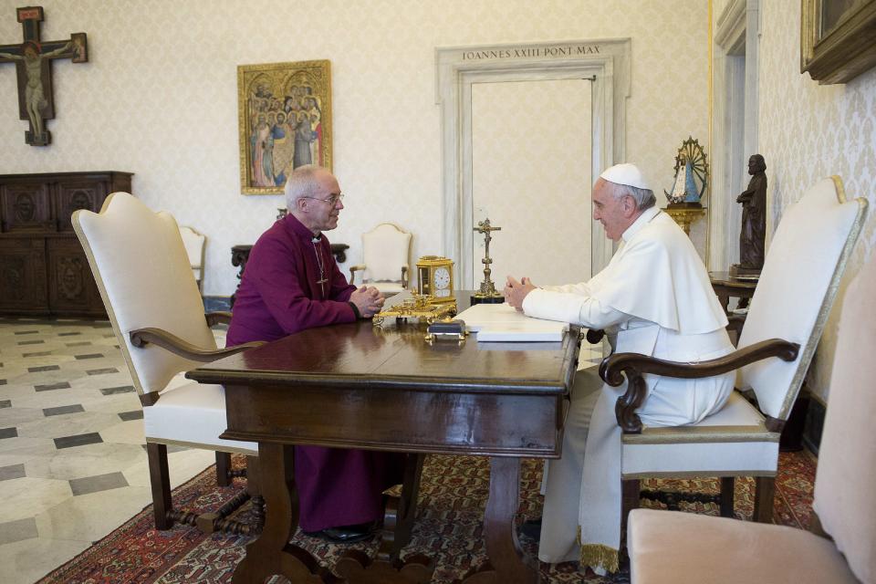 Pope Francis (R) talks with the Archbishop of Canterbury Justin Welby during a private meeting at the Vatican June 16, 2014. REUTERS/Osservatore Romano (VATICAN - Tags: RELIGION) ATTENTION EDITORS - FOR EDITORIAL USE ONLY. NOT FOR SALE FOR MARKETING OR ADVERTISING CAMPAIGNS. THIS IMAGE HAS BEEN SUPPLIED BY A THIRD PARTY. IT IS DISTRIBUTED, EXACTLY AS RECEIVED BY REUTERS, AS A SERVICE TO CLIENTS. NO SALES. NO ARCHIVES