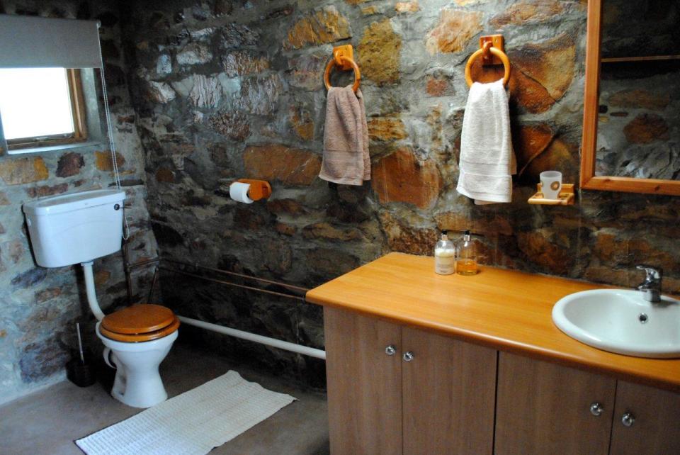 A toilet and basin in the bathroom of the Kliphius guesthouse.