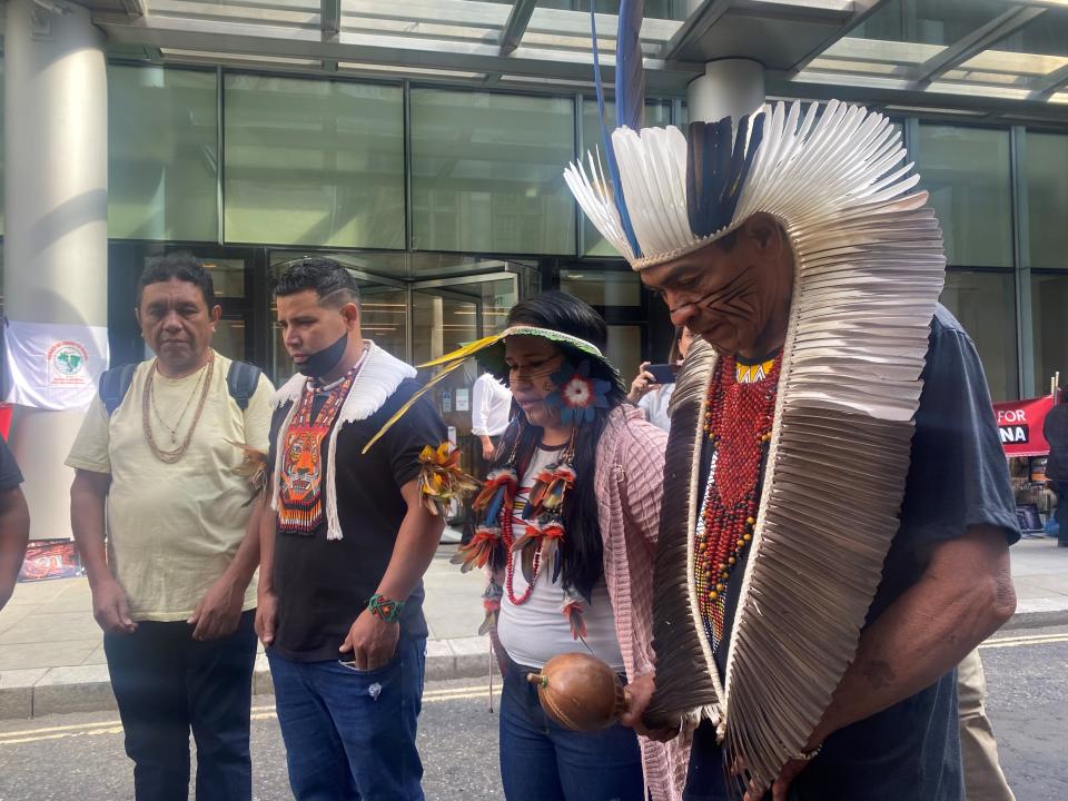 Comunidades indígenas protestam em frente ao Tribunal de Tecnologia e Construção em Londres