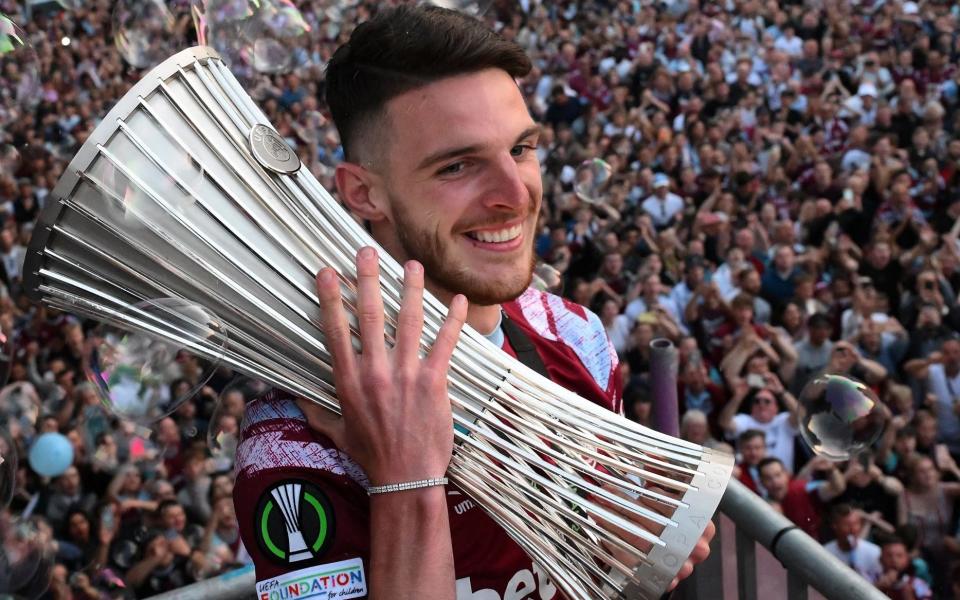 Declan Rice del West Ham United sostiene el trofeo de la Europa Conference League - Guerra de transferencias de Declan Rice: el segundo club ingresa a la oferta por el jugador del West Ham después de que la oferta del Arsenal fuera rechazada - AFP/Daniel Leal