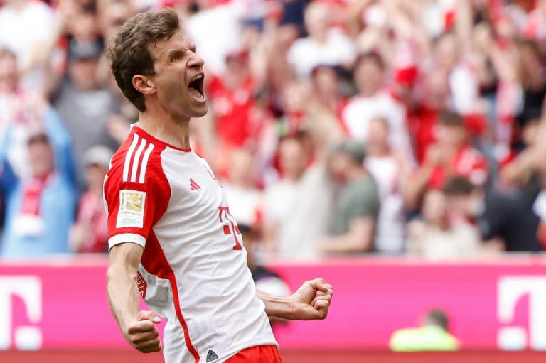 El delantero alemán del Bayern Thomas Müller celebra el 2-0 de su equipo en el partido de la Bundesliga alemana contra el Colonia, en Múnich, el 13 de abril de 2024 (Michaela STACHE)
