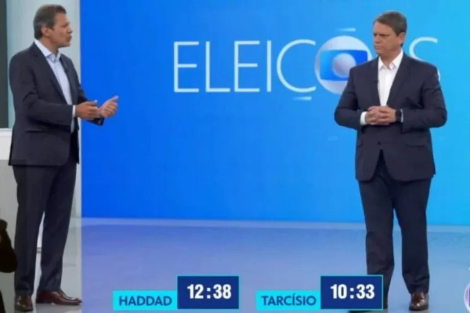 Fernando Haddad (PT) e Tarcísio de Freitas (Republicanos) durante debate na TV Globo - Foto: Reprodução/TV Globo