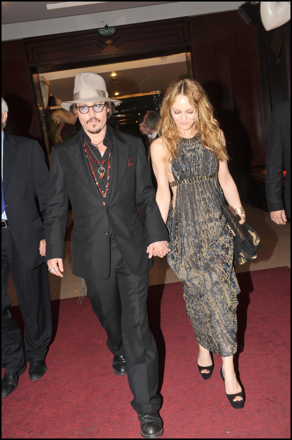 Johnny Depp et Vanessa Paradis avec sa robe ouverte à Cannes