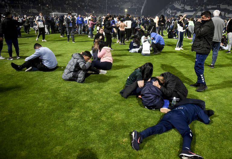 El partido entre Gimnasia y Boca, en La Plata, fue suspendido a los 9 minutos de juego por la represión policial; falleció César "Lolo" Regueiro, hincha del Lobo