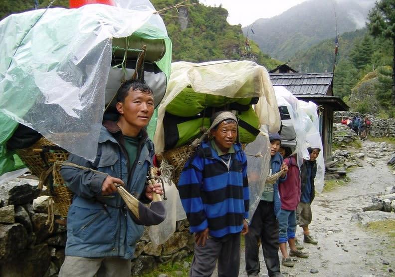 雪巴人為了將物資運送到山頂，負重往往非常驚人。jarikir