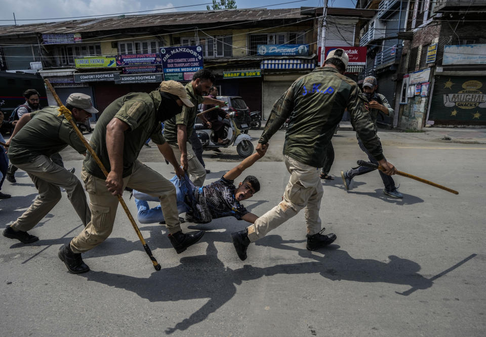 Policías de la India detienen a un musulmán chií por participar en una procesión religiosa durante restricciones el 7 de agosto de 2022, en Srinagar, en la Cachemira controlada por la India. (AP Foto/Mukhtar Khan)