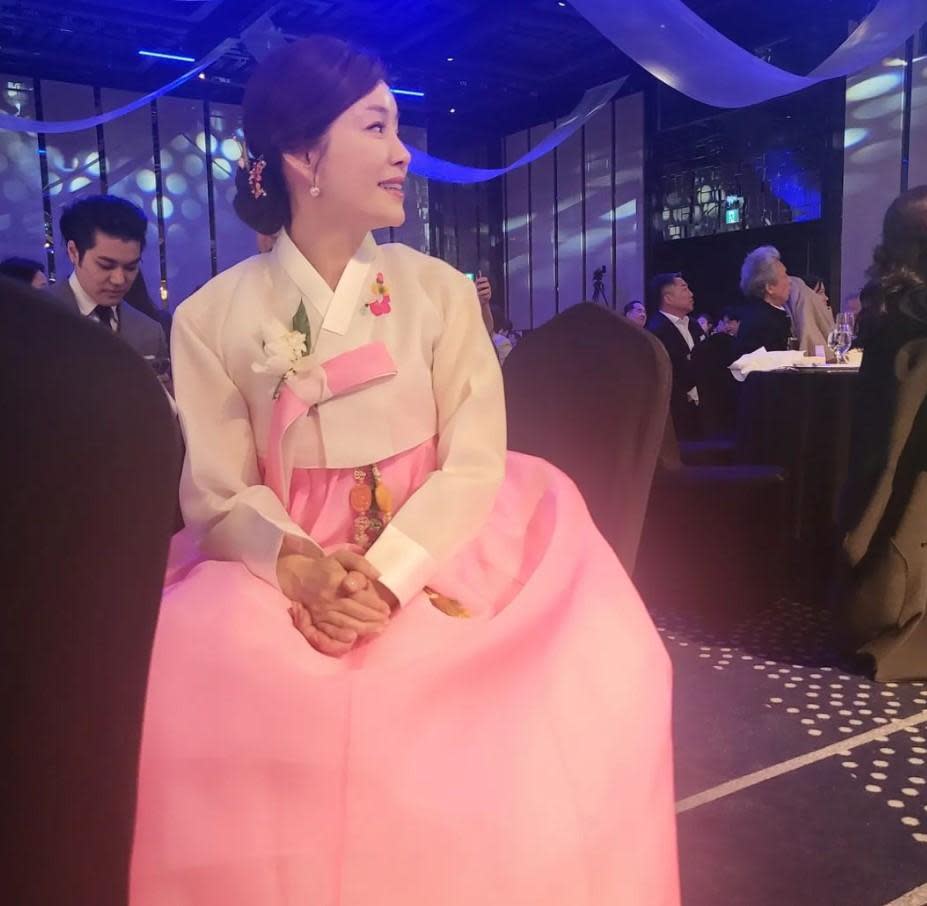 李多寅的媽媽甄美里以傳統韓服出席婚禮。（網路圖片）