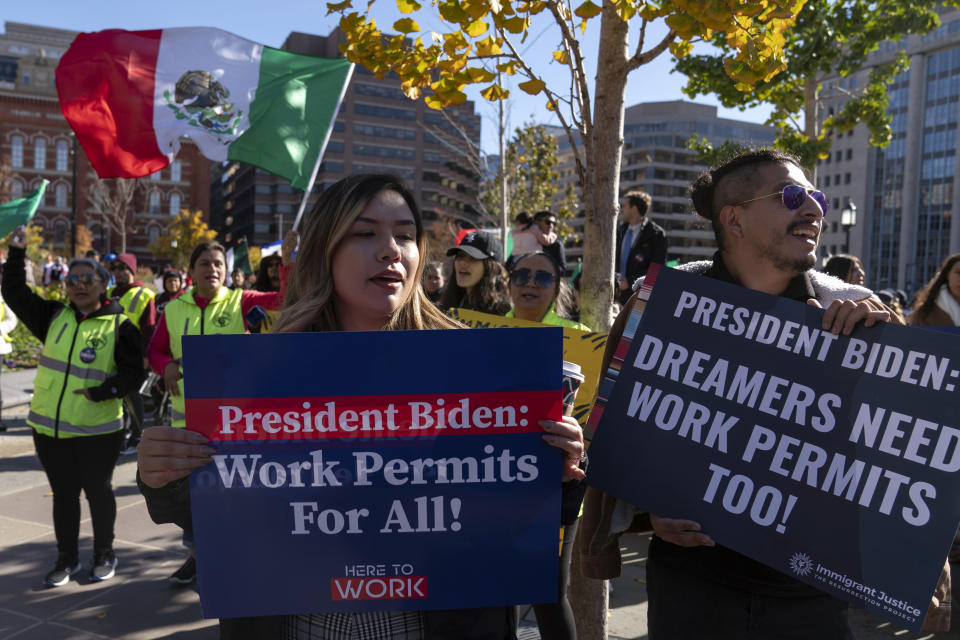 Inmigrantes que han estado en Estados Unidos durante años se manifiestan pidiendo permisos de trabajo para los programas de Acción Diferida para los Llegados en la Infancia (DACA) y Estatus de Protección Temporal (TPS) en Franklin Park en Washington, el martes 14 de noviembre de 2023. (AP Foto/José Luis Magana)