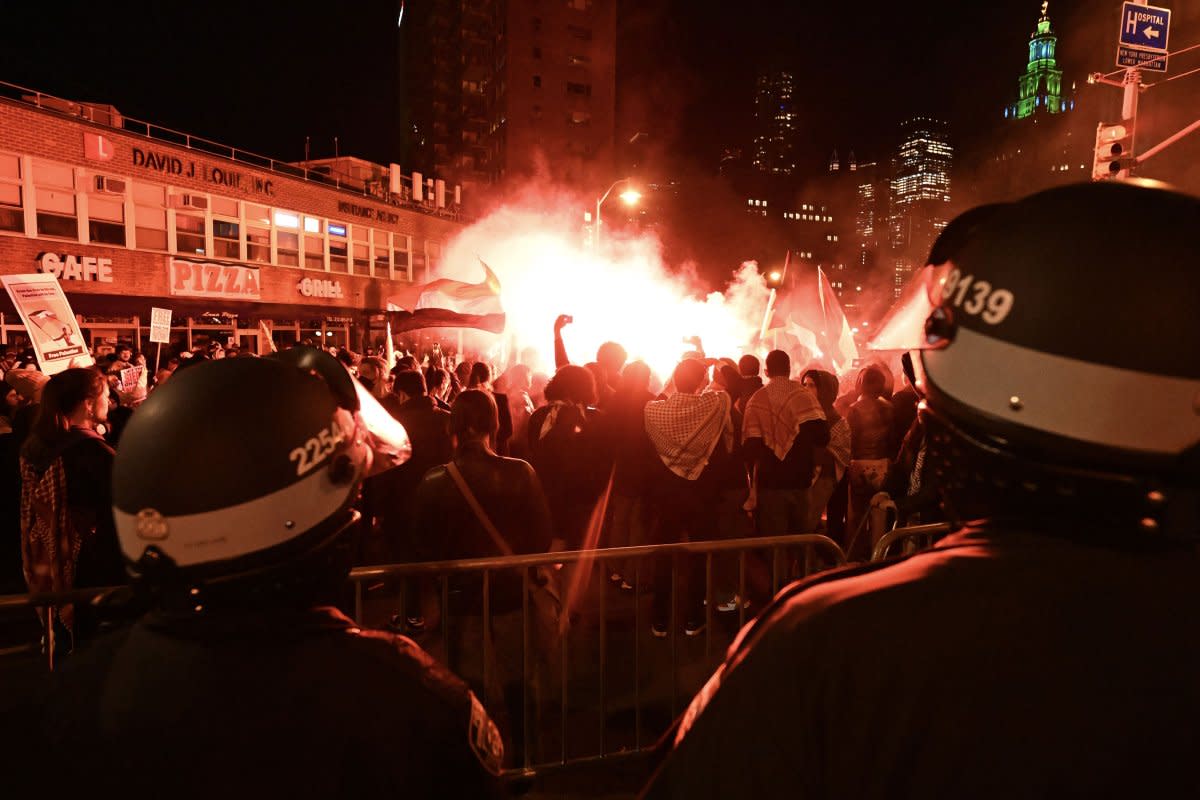 Police intervene and arrest more than 100 students at New York University who continue their demonstration on campus in solidarity with the students at Columbia University and to oppose Israel’s attacks on Gaza, on April 22, 2024.<span class="copyright">Fatih Aktas—Anadolu/Getty Images</span>