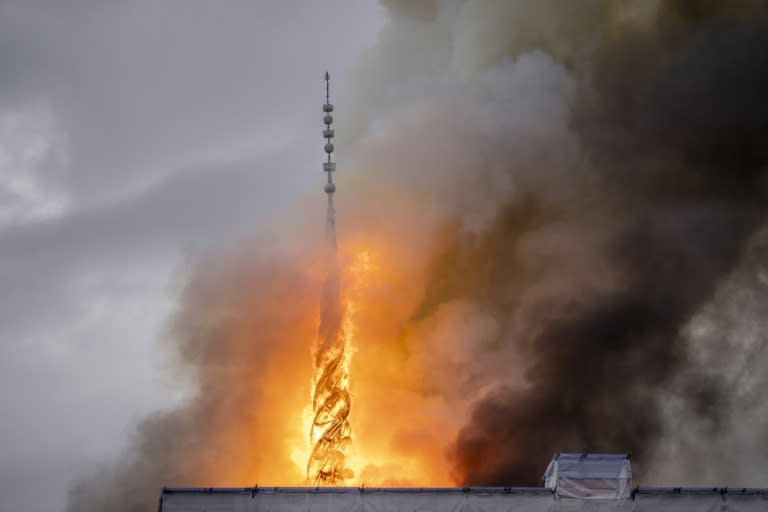 Der Großbrand in der historischen Börse in Kopenhagen hat die dänische Feuerwehr auch heute in Atem gehalten. Die Einsatzkräfte setzten die Löscharbeiten die ganze Nacht fort und gingen davon aus, den Einsatz erst am Donnerstag beenden zu können. (Ida Marie Odgaard)