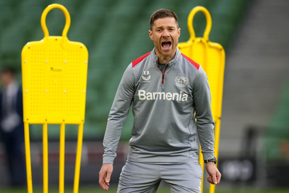 El español Xabi Alonso, del Bayer Leverkusen, dirige un entrenamiento para la final de la Liga Europa, el martes 21 de mayo de 2024, en Dublín (AP Foto/Kirsty Wigglesworth)