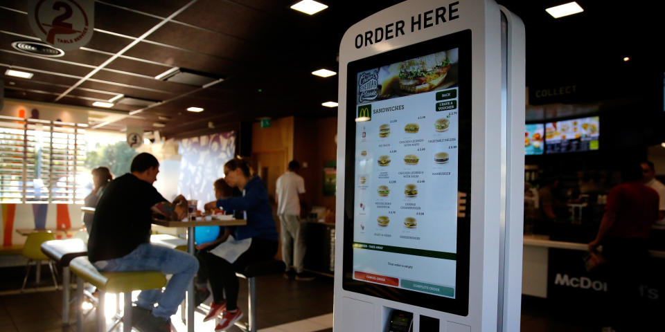 Una máquina para pedir comida situada en un McDonald's de Canadá