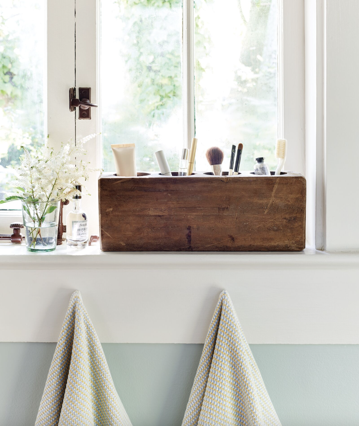 bathroom shelf ideas, makeup storage on the windowsill shelf in the bathroom