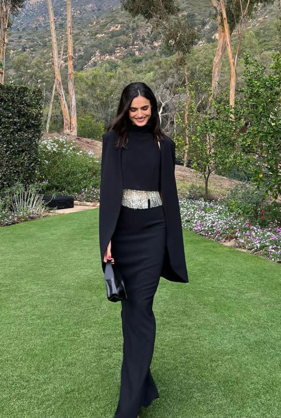 Blanca Padilla y su look de invitada español con brillos y capa negra