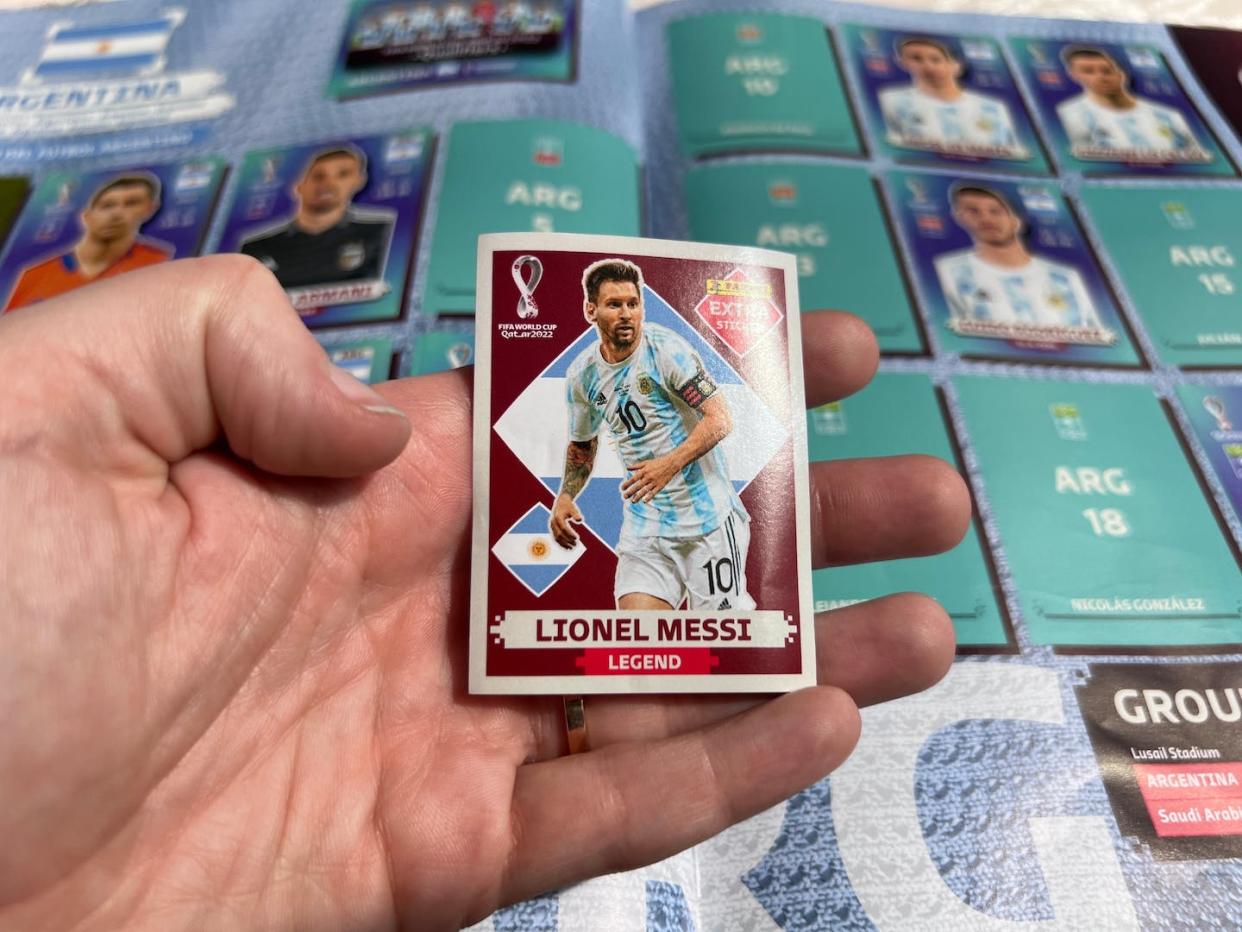 Cromo de Lionel Messi de la colección del Mundial de Catar 2022. <a href="https://www.shutterstock.com/es/image-photo/paulo-brazil-0827-panini-album-fifa-2194835345" rel="nofollow noopener" target="_blank" data-ylk="slk:Shutterstock / Jeniffer Fontan;elm:context_link;itc:0;sec:content-canvas" class="link ">Shutterstock / Jeniffer Fontan</a>