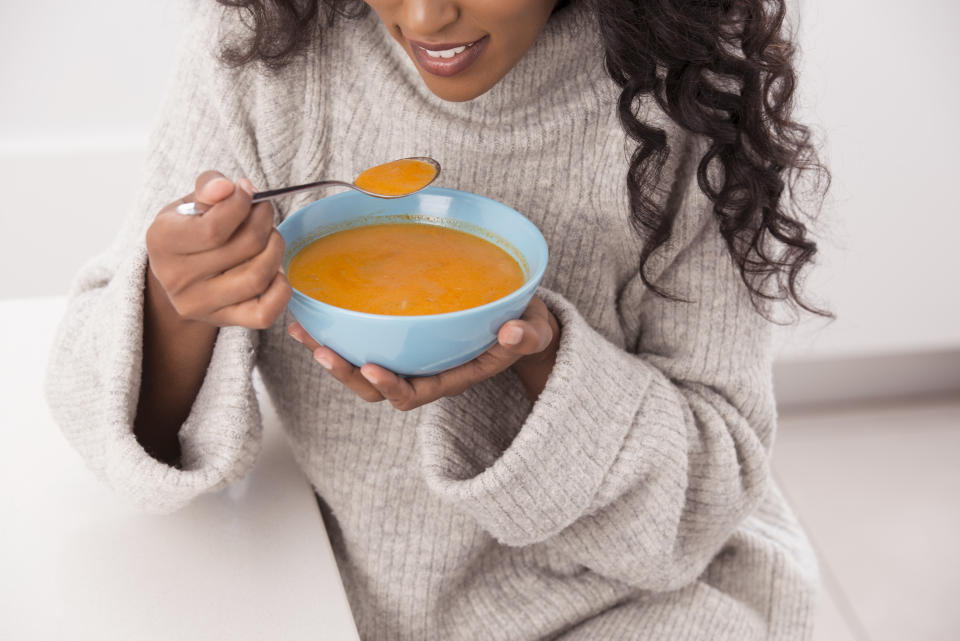 先喝湯能防止乾硬食物刺激消化道黏膜，還能增加飽足感。（圖／Getty Images）