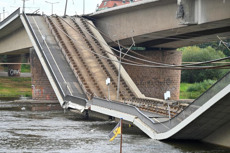 德國德勒斯登橫跨易北河的卡蘿拉公路大橋，9月11日凌晨突然垮掉一截，幸無人傷亡。路透社